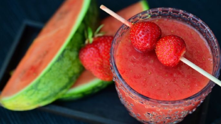 Hazle frente al calor de forma deliciosa con este frappe de fresa y sandía