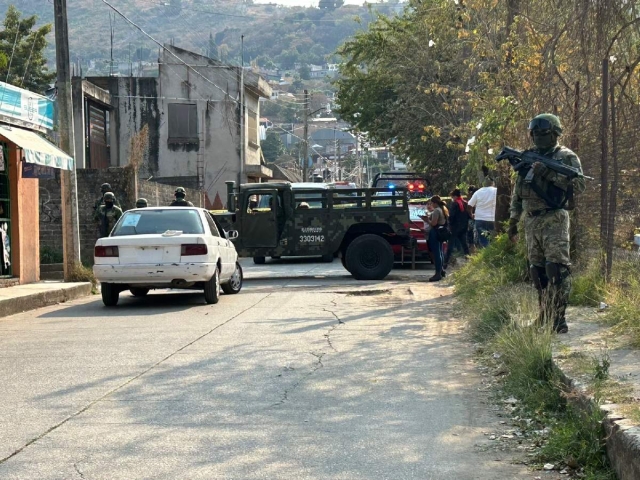 El hombre agonizó durante algunos momentos en la escena del crimen.