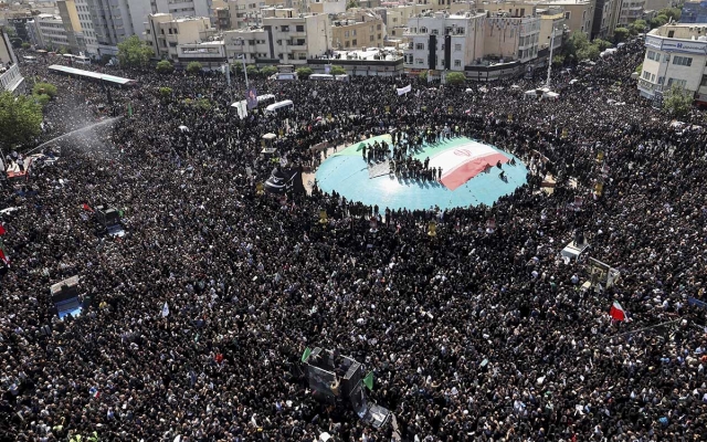 Líder supremo de Irán encabeza funeral del presidente Ebrahim Raisí