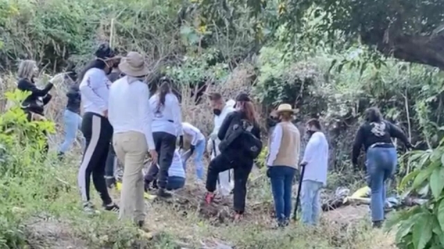 Hallan 19 bolsas con restos humanos en una fosa clandestina de Zapopan