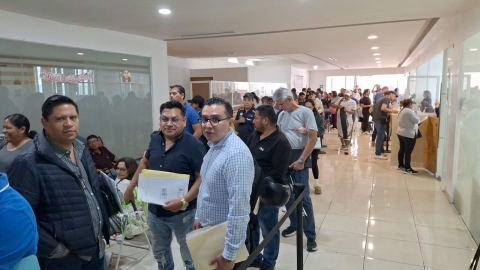 Continúan largas filas en módulos de Movilidad y Transporte