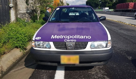 Le robaron su taxi mientras realizaba un pago