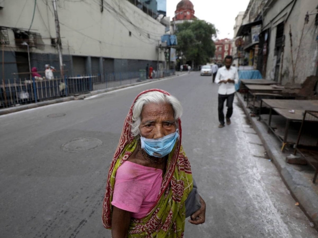 India registra un nuevo máximo de 414 mil 188 casos de COVID en 24 horas.