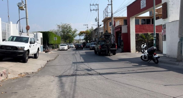 Pese a la movilización policial, no se reportaron personas detenidas relacionadas con el robo del auto.