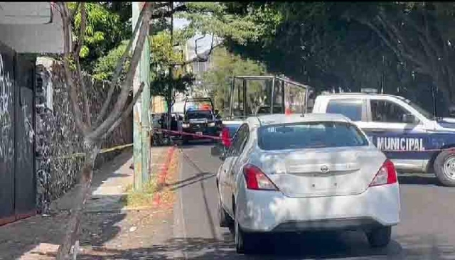 Las dos víctimas fallecieron a bordo de un automóvil de color rojo.