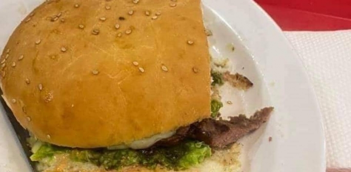 Pide una hamburguesa y encuentra un dedo.