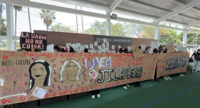 Alumnos irrumpen en evento oficial en Zacatepec para exigir seguridad
