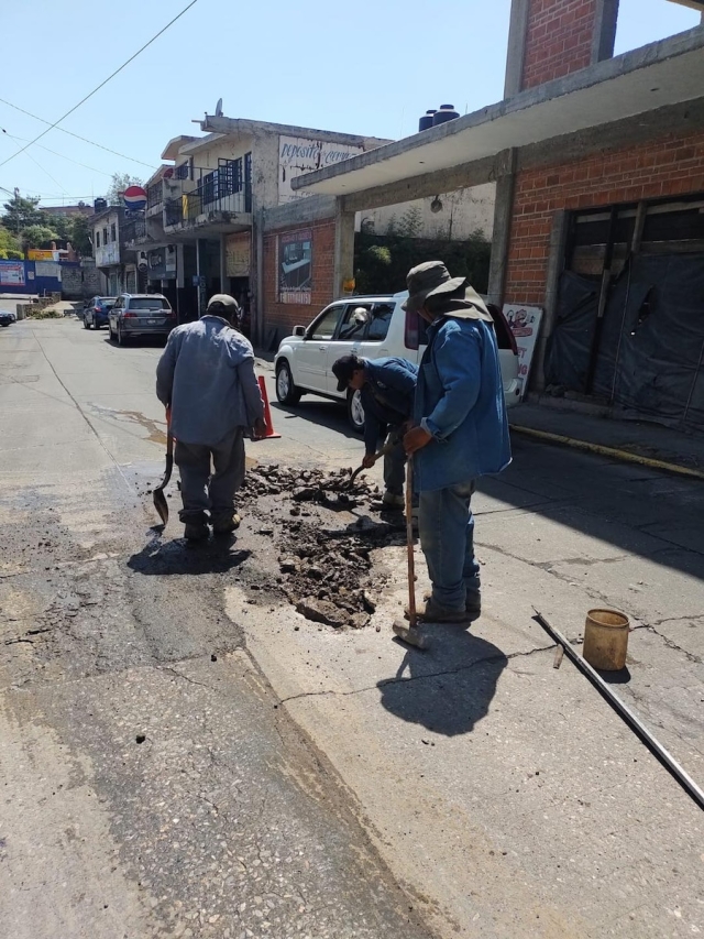 Vecinos exigen atención a fugas de agua en la colonia Tulipanes