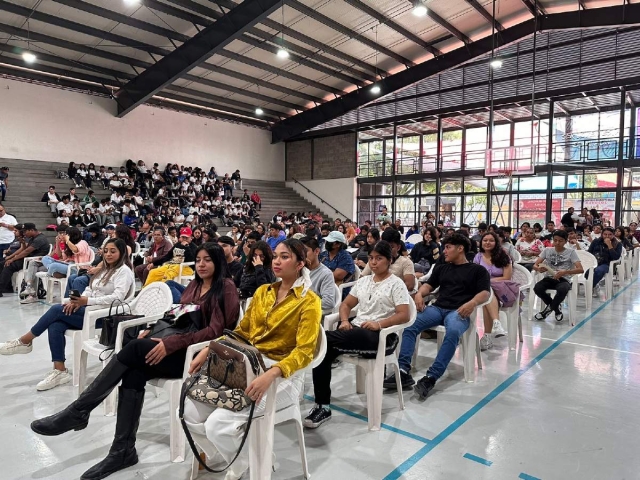 Decenas de jóvenes respondieron al llamado para registrarse en el programa.