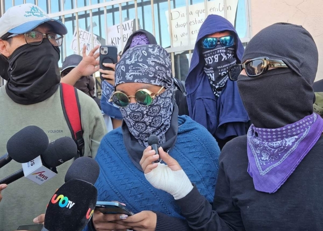  Los alumnos denunciaron una serie de irregularidades presuntamente cometidas por la directora.