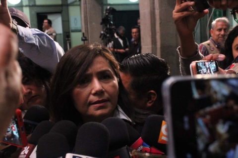 La rectora de la UAEM, Viridiana Le&oacute;n Hern&aacute;ndez, afirm&oacute; que no renunciar&aacute; a su cargo y se&ntilde;al&oacute; que contin&uacute;a trabajando por la comunidad universitaria. 