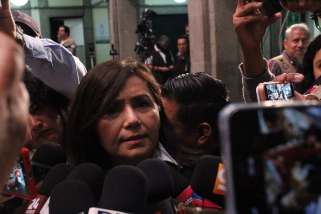 La rectora de la UAEM, Viridiana Le&oacute;n Hern&aacute;ndez, afirm&oacute; que no renunciar&aacute; a su cargo y se&ntilde;al&oacute; que contin&uacute;a trabajando por la comunidad universitaria. 