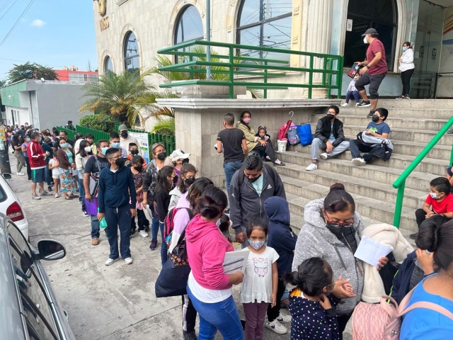 Larga fila para vacunación anticovid a menores de 5 a 11 años, en clínica 20 del IMSS