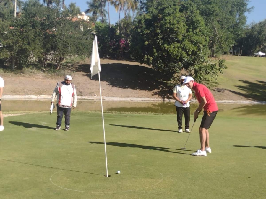 Jorge Monges, jefe de servicios médicos de Fucam, Alex Aguinaga, ex futbolista profesional del Necaxa e Ingrid Gutiérrez, golfista profesional, posan para la fotografía.