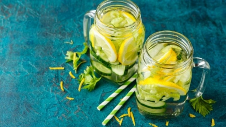 Agua de apio con limón, prepara una bebida saludable para bajar de peso