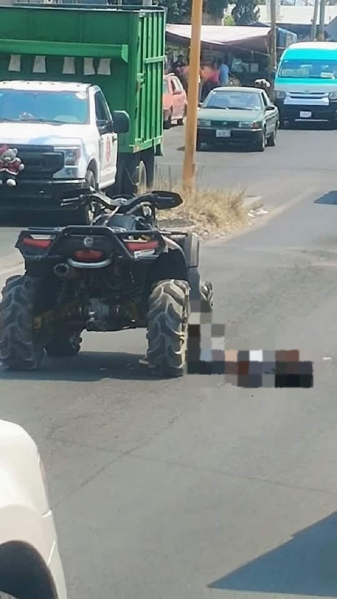 El hombre quedó sin vida junto a la cuatrimoto que conducía.