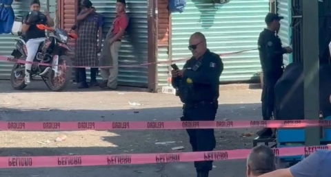 Policías resguardaron la zona hasta que se llevaron el cuerpo.