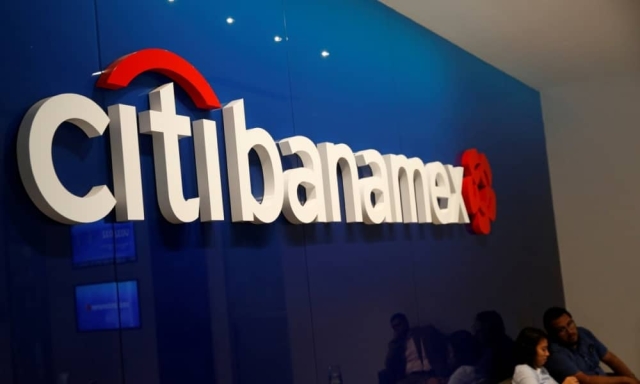 Juez frena venta de Banamex por adeudo.