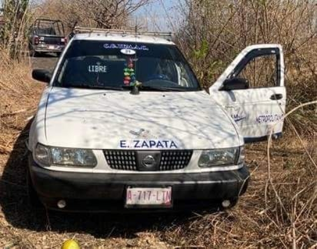 Hallan un taxi abandonado en Puente de Ixtla