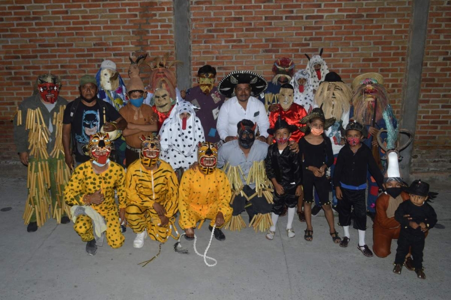 Pablo Paredes con los tecuanes de Tlatenchi.