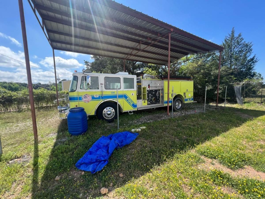 Se cumplió un año que los bomberos recibieron un camión en donación, que no han podido traer a su base, por falta de recursos. El vehículo espera pacientemente en los EUA.