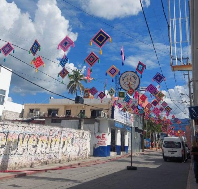 El adorno de calles ya llegó al rango de dirección, dependencia que se encargará de embellecer la ciudad y las colonias durante las fechas especiales.