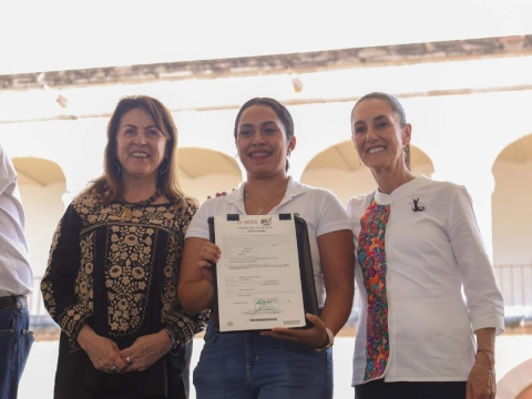 En Chinameca, la gobernadora Margarita González Saravia y la presidenta Claudia Sheinbaum entregaron títulos y constancias de propiedad a integrantes de la Red de Mujeres Agraristas. 