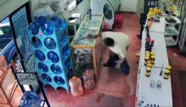 VIDEO: Comerciante en ropa interior enfrenta a ladrón con machete y evita asalto en Veracruz