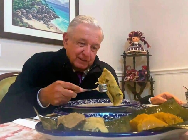 Día de la Candelaria: AMLO come tamales de chipilín y chanchamito