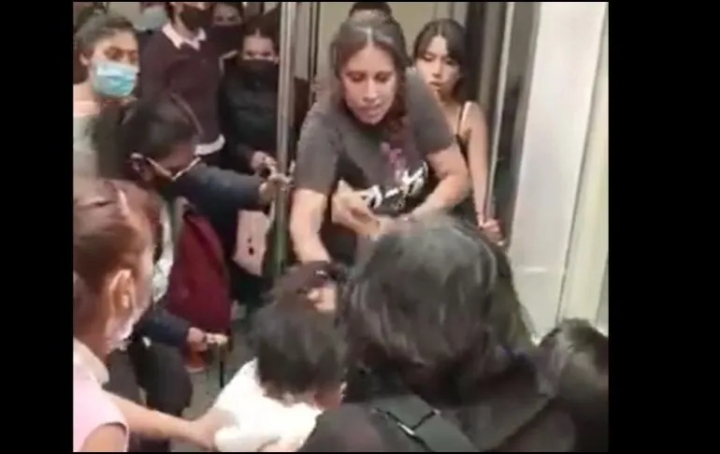 Pelea de mujeres dentro de un vagón del Metro se hace viral