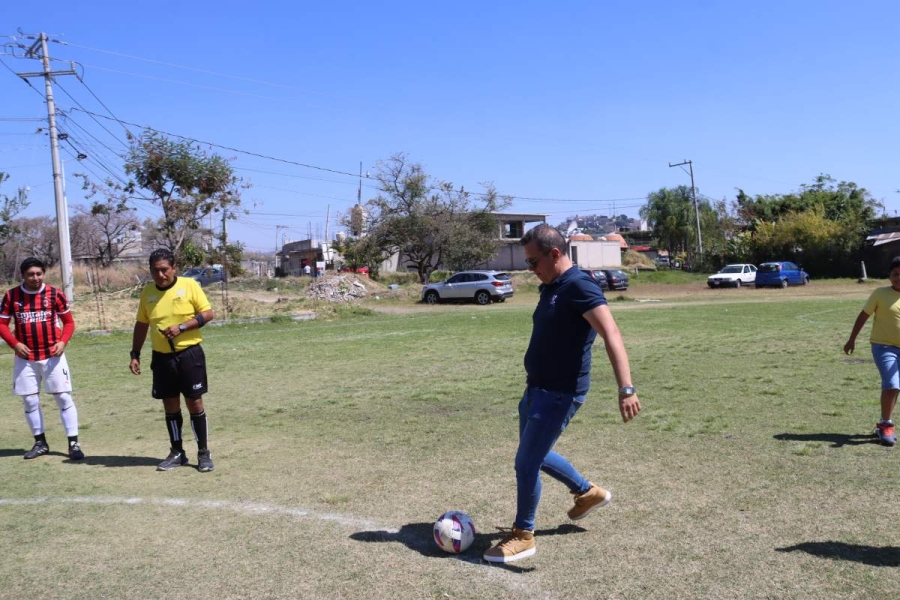 Carlos Arturo Quiroz, patrocinador, y Roberto Rivas Sánchez, coordinador deportivo de La Unión de Morelos, fueron los encargados de dar la patada inaugural del torneo. 