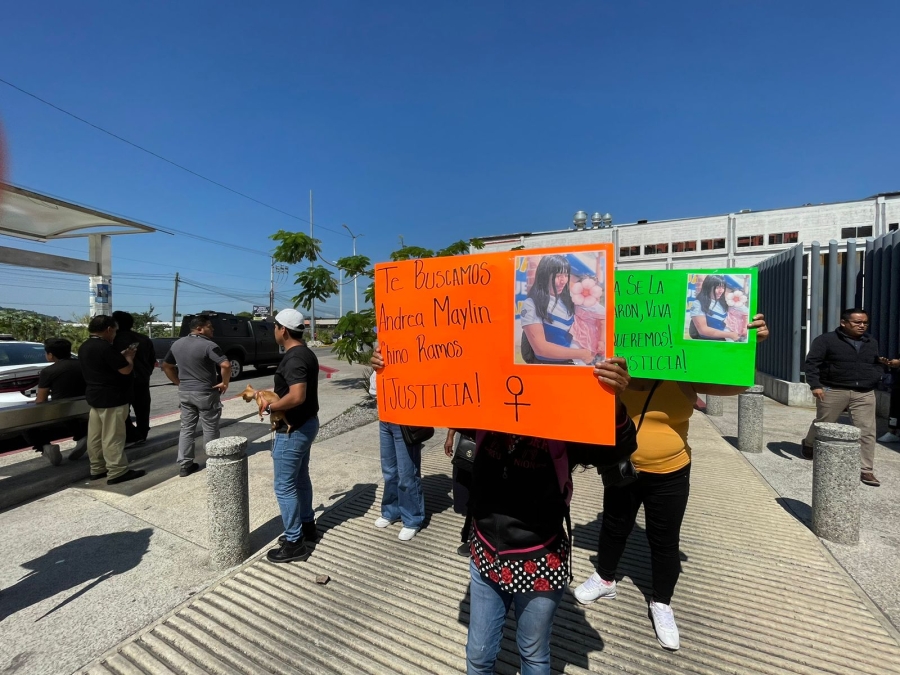 Se manifiestan familiares y amigos de Andrea Maylin ante FGE; exigen avances tras su desaparición