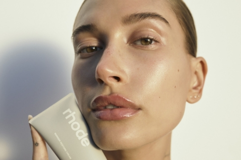 Hailey Bieber vende su marca de belleza Rhode por mil millones de dólares a e.l.f. Beauty