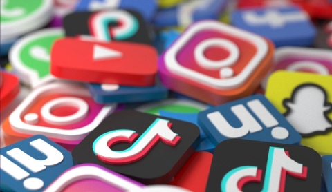 Las redes sociales enfrentan nuevos retos entre IA y discursos extremos