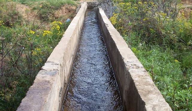 Hallan un cadáver en un canal de riego