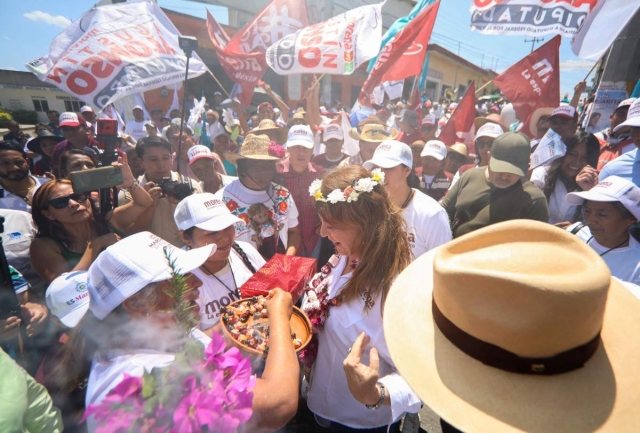 Margarita González Saravia toca el corazón de los atlatlahuquenses