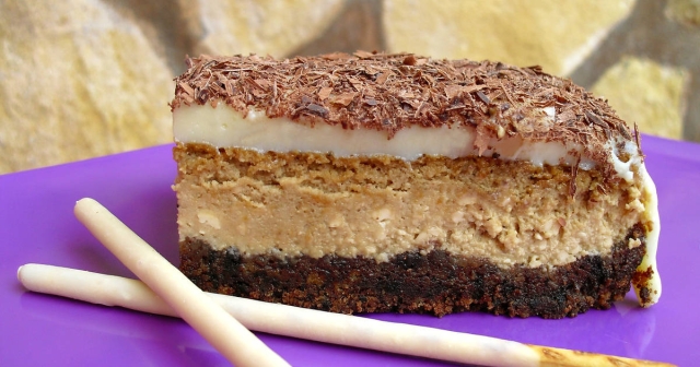 Delicioso pastel de queso crema con café para el 14 de febrero