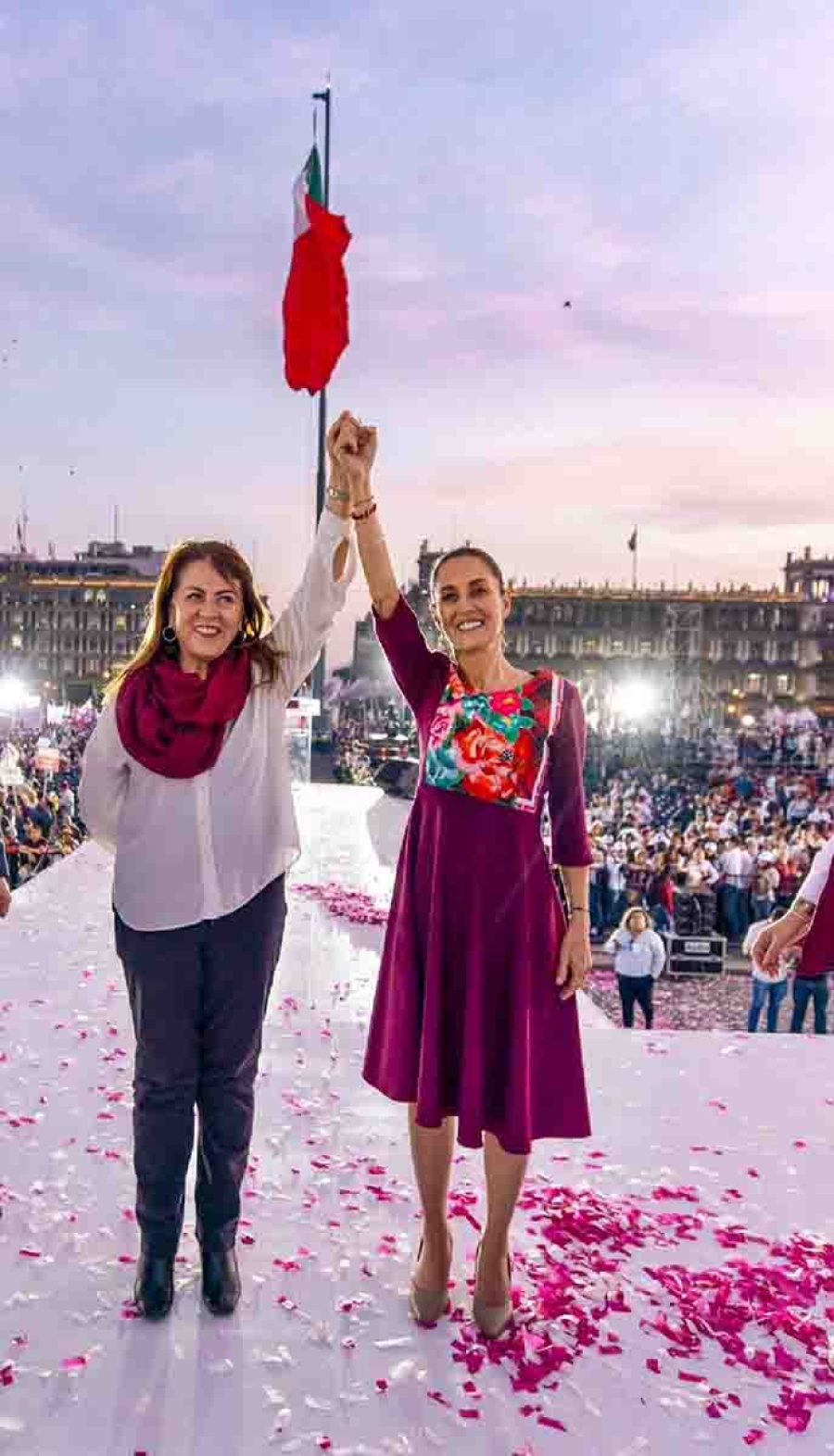 Acompaña Margarita González Saravia a Claudia Sheinbaum durante su arranque de campaña en el Zócalo de la CDMX