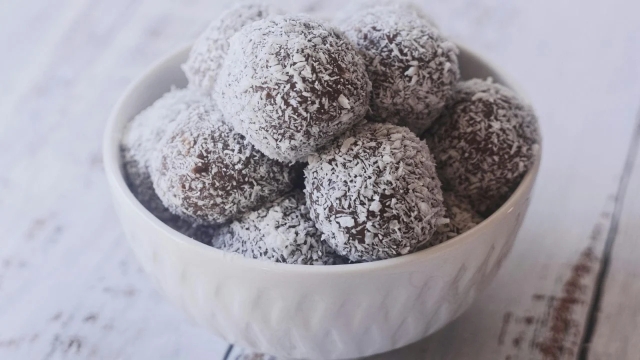 Trufas de chocolate blanco y coco: Un postre delicioso sin azúcar