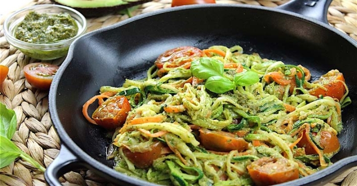 Pasta de calabacín con pechuga de pavo, una opción saludable para la noche