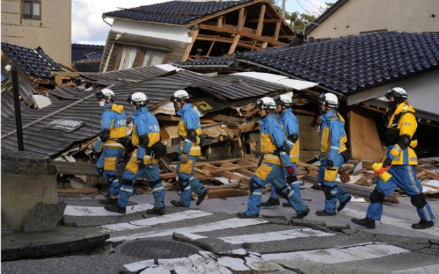 Terremoto Japón: Rescatan mujer de 90 años; van 126 muertos