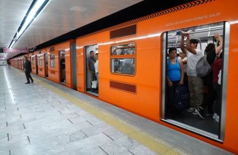 Fiscal&iacute;a de CDMX investiga denuncias por 'pinchazos' en el Metro