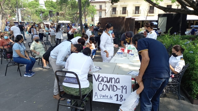 Instalan brigada de vacunación contra covid-19 en plaza de Armas