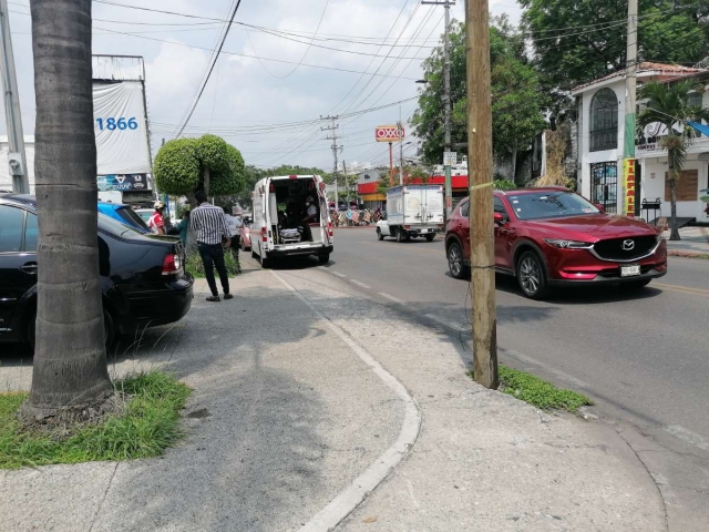 El adolescente fue llevado a un hospital, a bordo de una ambulancia.