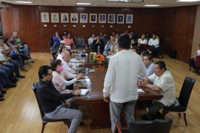 El director del IEBEM, Eliacín Salgado, encabezó el acto de entrega de plazas directivas, y horas adicionales y de admisión en educación básica. 