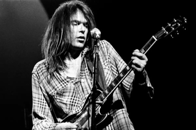 Neil Young lanza dura cr&iacute;tica contra Donald Trump y advierte sobre el rumbo de Estados Unidos