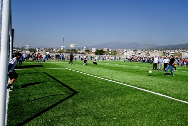 Cumple gobierno de Cuauhtémoc Blanco con rehabilitación de canchas de la colonia Antonio Barona