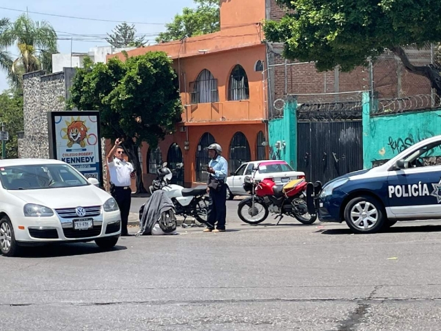 La joven viajaba en la motocicleta.