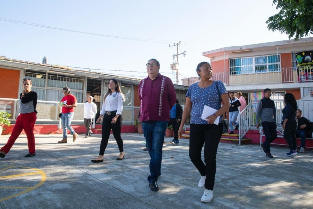 Recorre Víctor Mercado escuela primaria de Cuernavaca para escuchar a maestros, padres de familia y alumnos