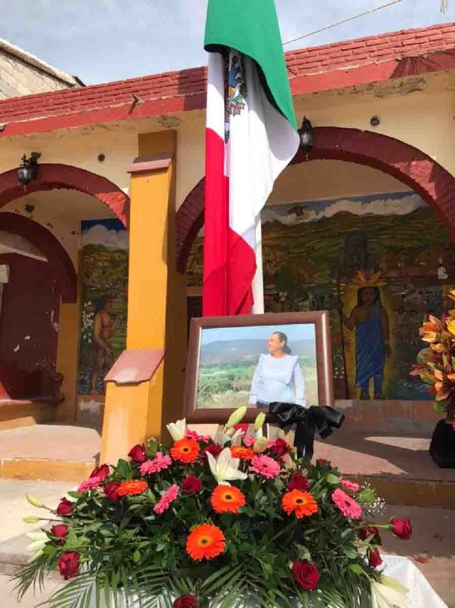 El homenaje de despedida fue realizado en la explanada municipal.